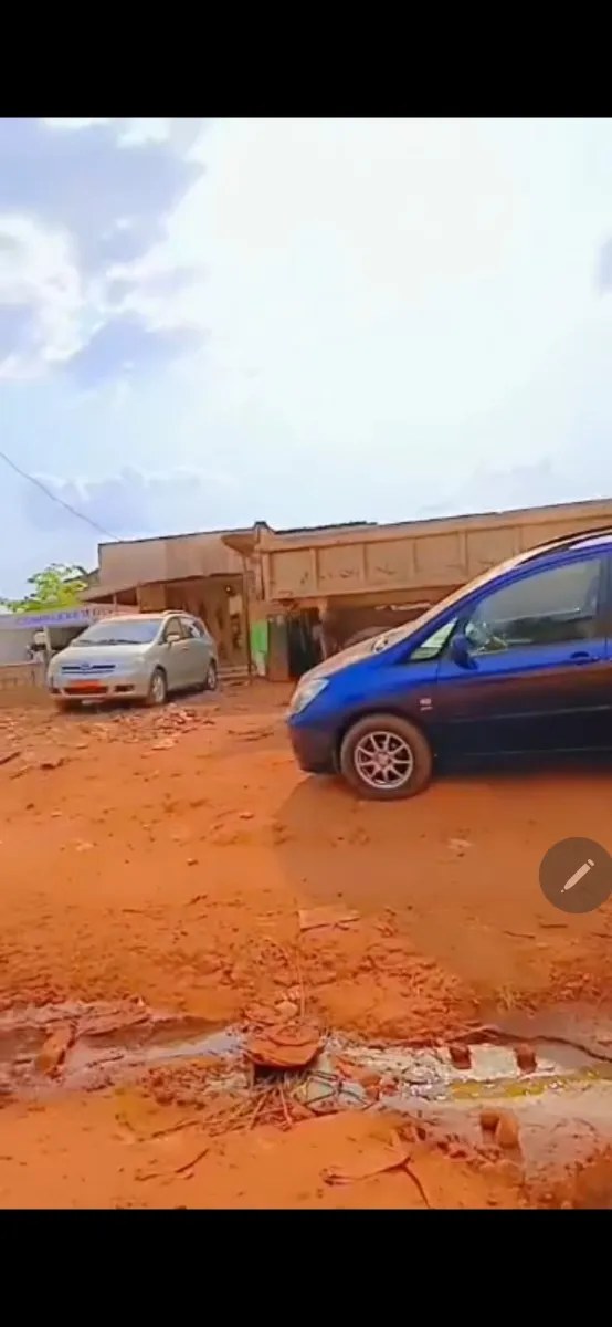 Terrain titré a vendre a Yaoundé quartier AWAE bordure du goudron — Léa immobilier au Cameroun