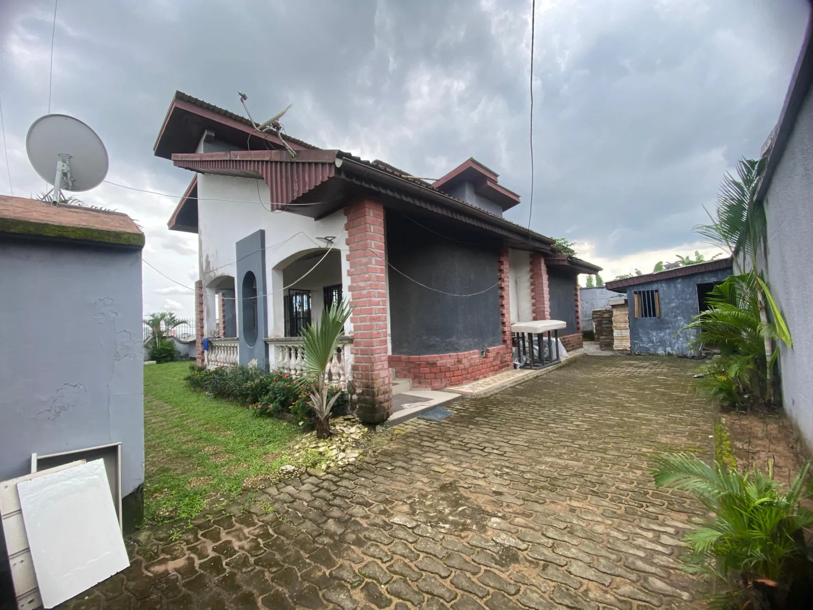Duplex 05 chambres Ndogbong bordure route habitation ou bureau au Cameroun