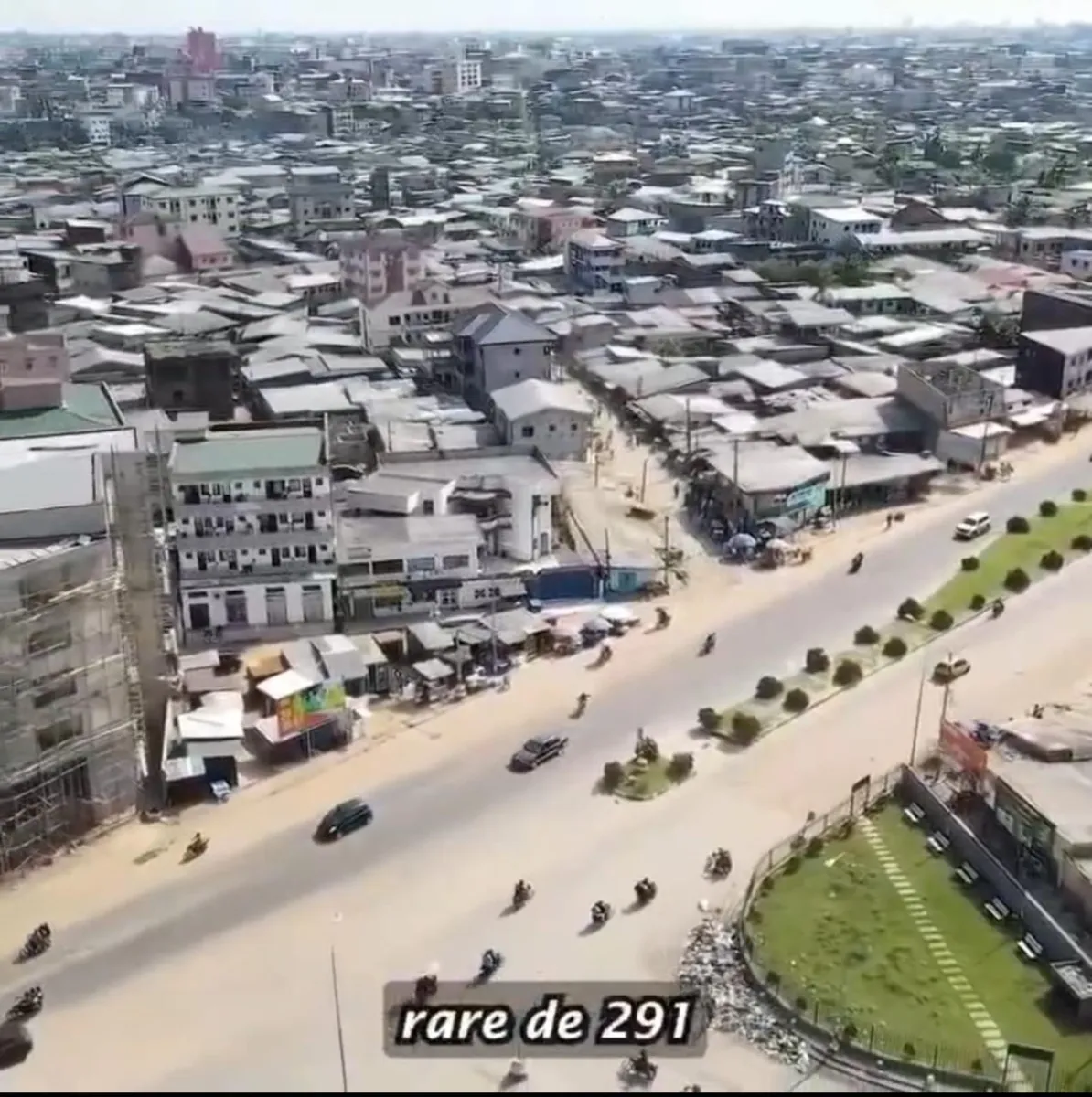 terrain commercial titre a vendre en pleine boulevard de bonamoussadi superficie de 291 m² — Léa immobilier au Cameroun
