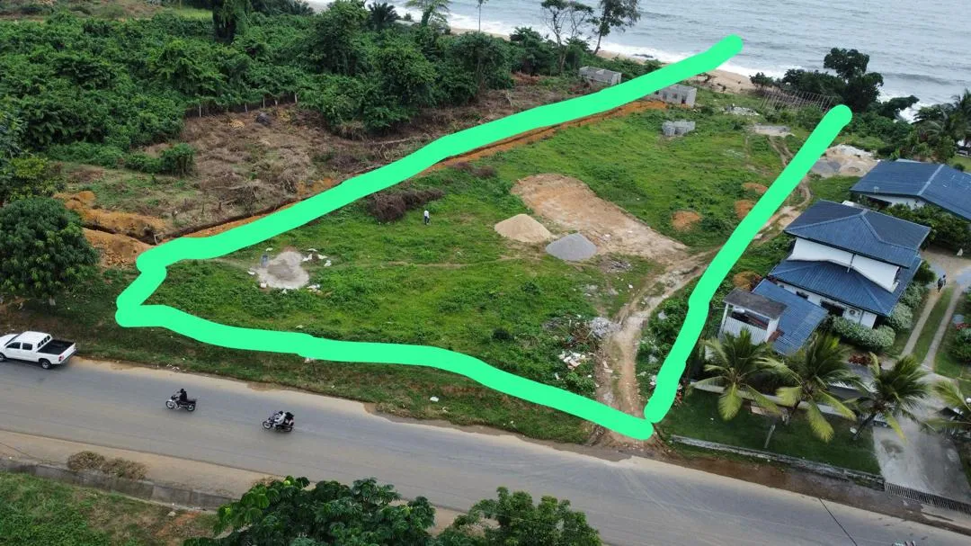 Terrain titré à vendre à kribi cœur de ville bordure goudron et mer — Léa immobilier au Cameroun