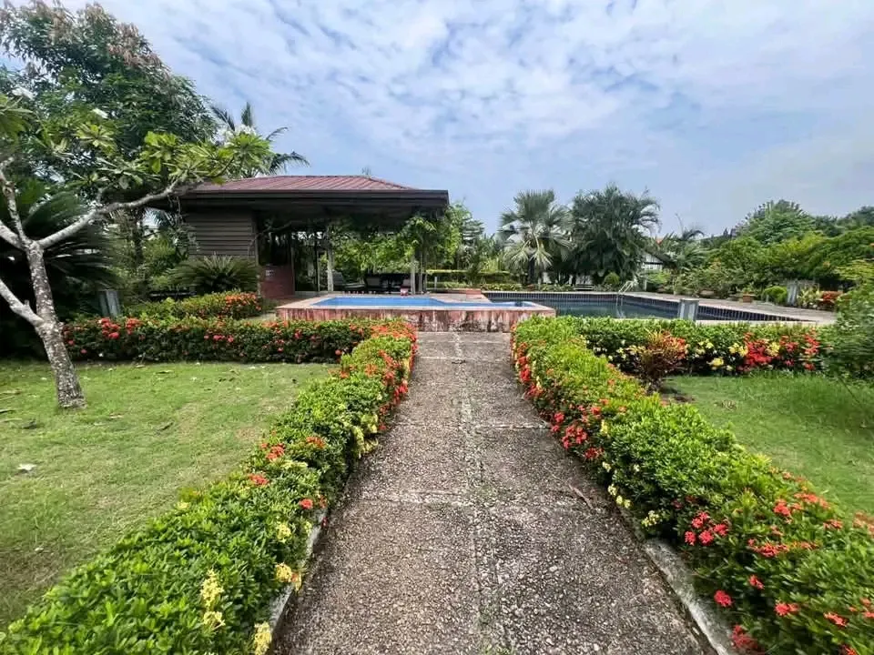 VILLA 3 CHAMBRES ENTIÈREMENT MEUBLÉE DOUALA YOUPWE BONAPRISO — Léa immobilier au Cameroun