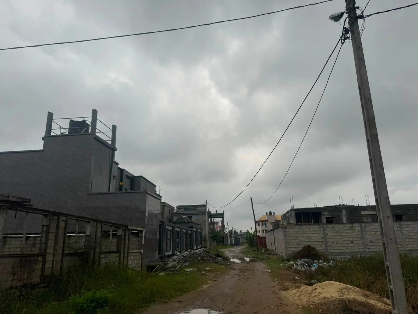 Terrain titré à vendre a bonamoussadi denver superficie 500 et 300m2 — Léa immobilier au Cameroun